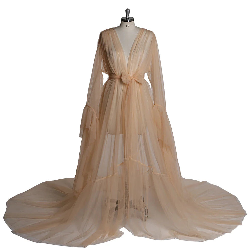 Romantische Brautrobe mit fließender Schleppe und Taillengürtel, Tüll-Umstandskleider für Fotoshootings von Sunnderly