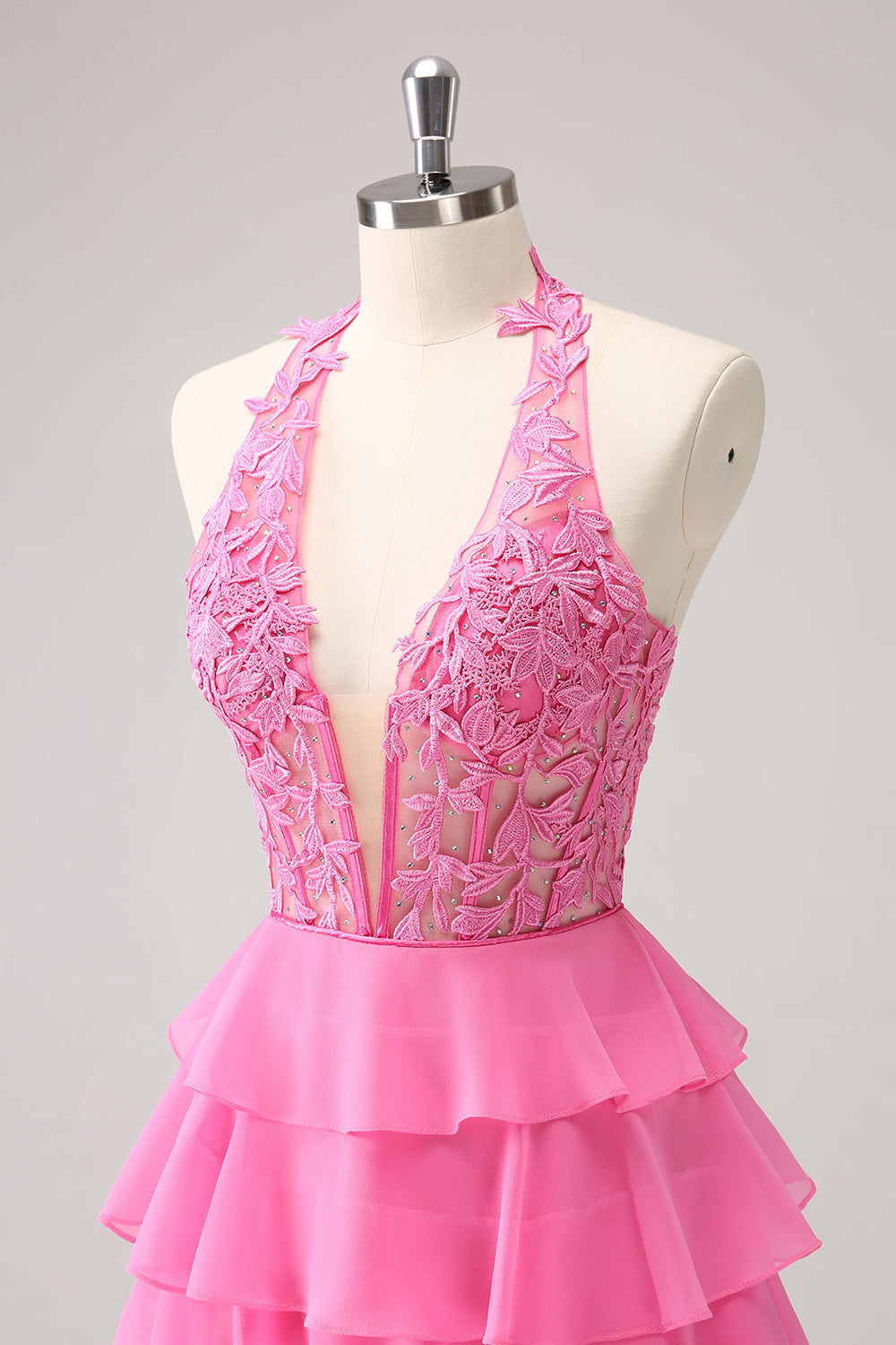 Hermoso vestido de fiesta rosa intenso con volantes, corsé escalonado, sin tirantes y con cuentas