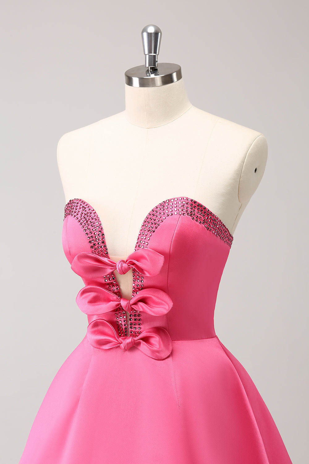 Lindo vestido de fiesta rosa intenso con corte en A, sin tirantes, con aberturas y cuentas