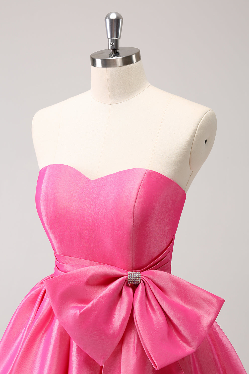 Bonito vestido de fiesta corto plisado sin tirantes, de corte A, color rosa intenso, con lazo