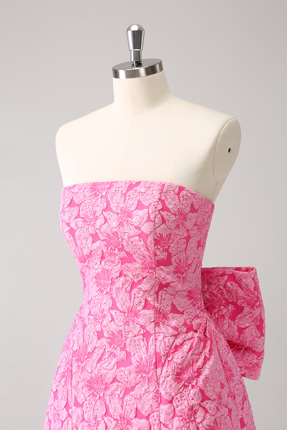 Bonito vestido de fiesta corto rosa intenso con estampado de línea A, sin tirantes y lazo