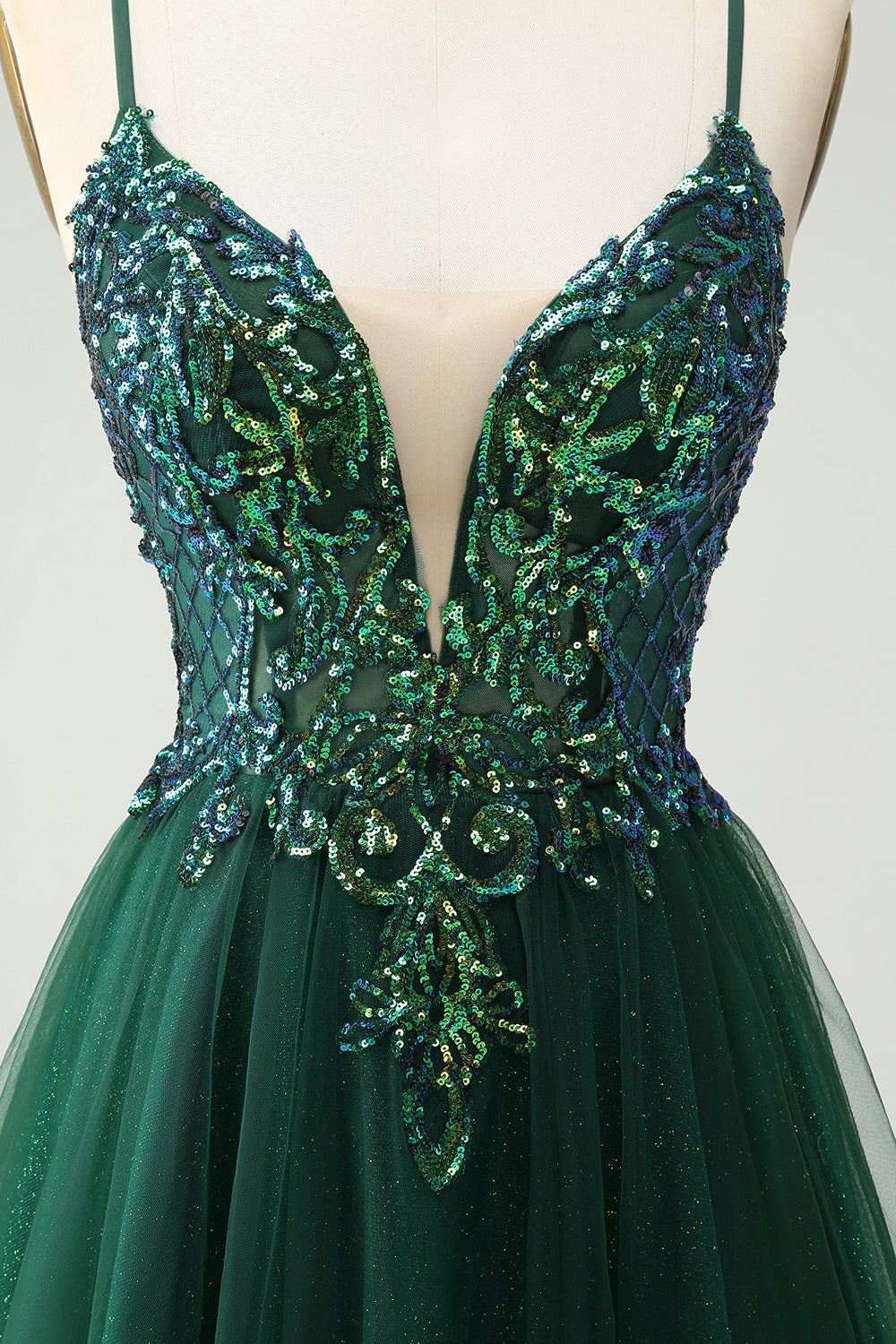 Bonito vestido de fiesta corto verde oscuro con escote en V, lentejuelas y apliques