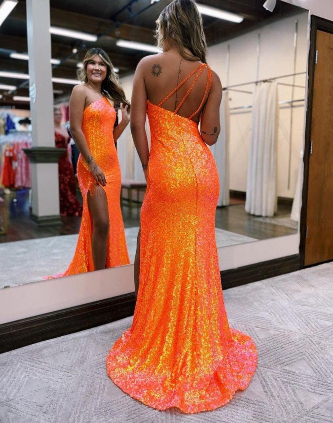Adelina | Vestido de fiesta de sirena con un solo hombro, lentejuelas y borlas