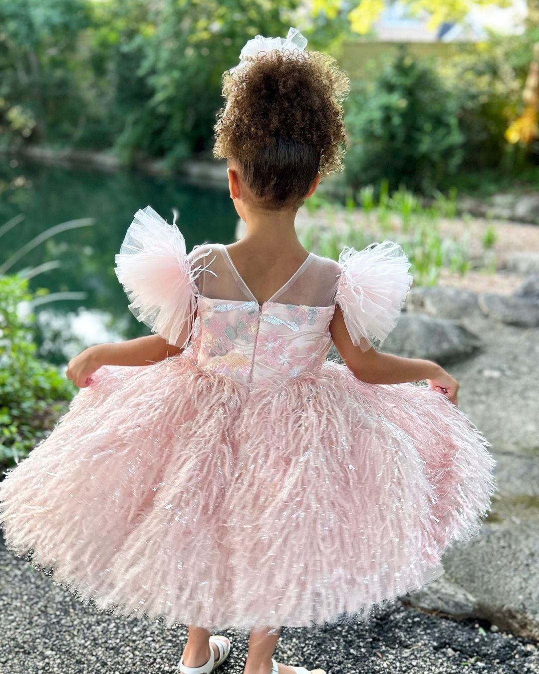 Elegante vestido para niña con adornos de mariposas rosas