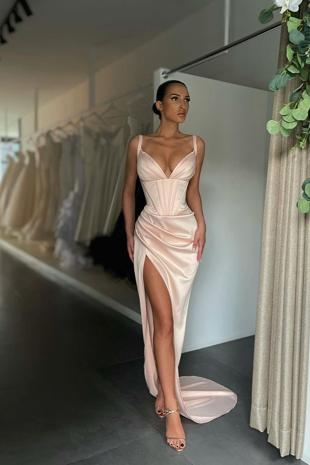Ärmelloses Ballkleid mit Spaghettiträgern und V-Ausschnitt und Schlitz