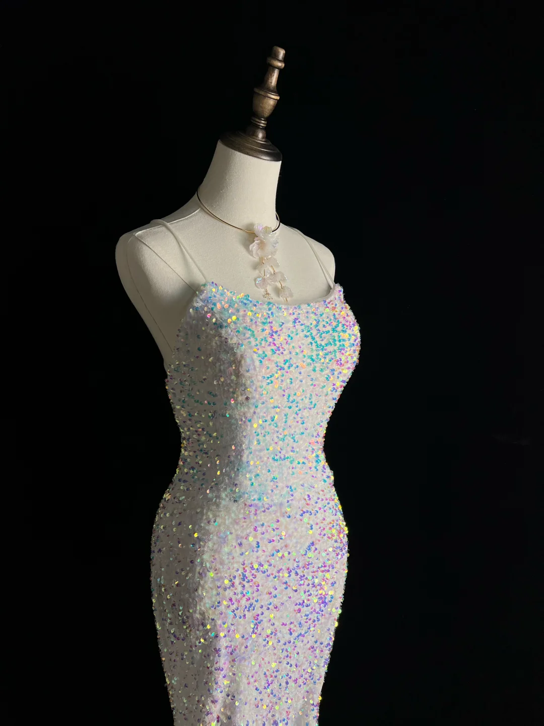 Funkelndes weißes Spaghettiträger-Pailletten-Ballkleid mit Schlitz und Quaste im Meerjungfrau-Stil, Y8648