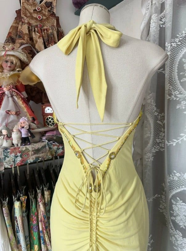 Elegante vestido de fiesta amarillo de sirena con cuello halter, lentejuelas y diamantes, largo, sin espalda, con abertura, Y8554