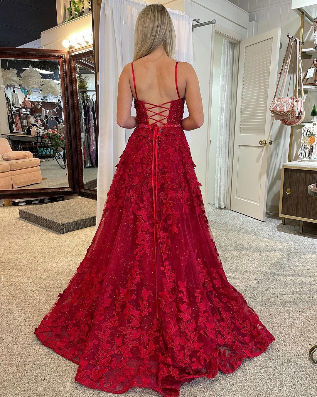 Shana | Preciosos vestidos de fiesta de encaje rojo con escote redondo y cuentas