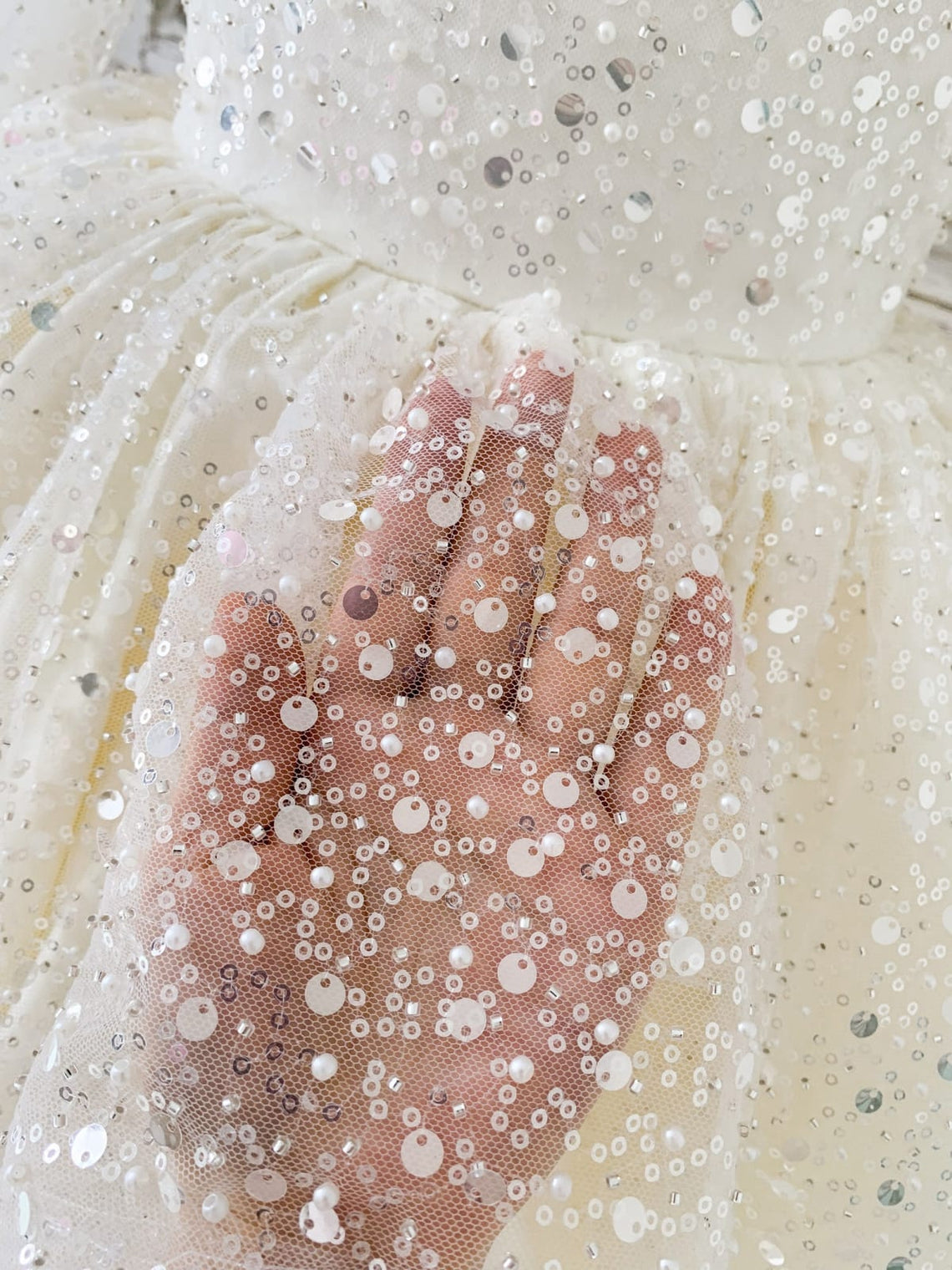 Vestido de cumpleaños para niña color marfil hasta la rodilla de satén