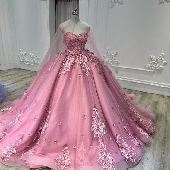 Vestido de fiesta de tul rosa con escote corazón y capa de tul para quinceañeras Y709