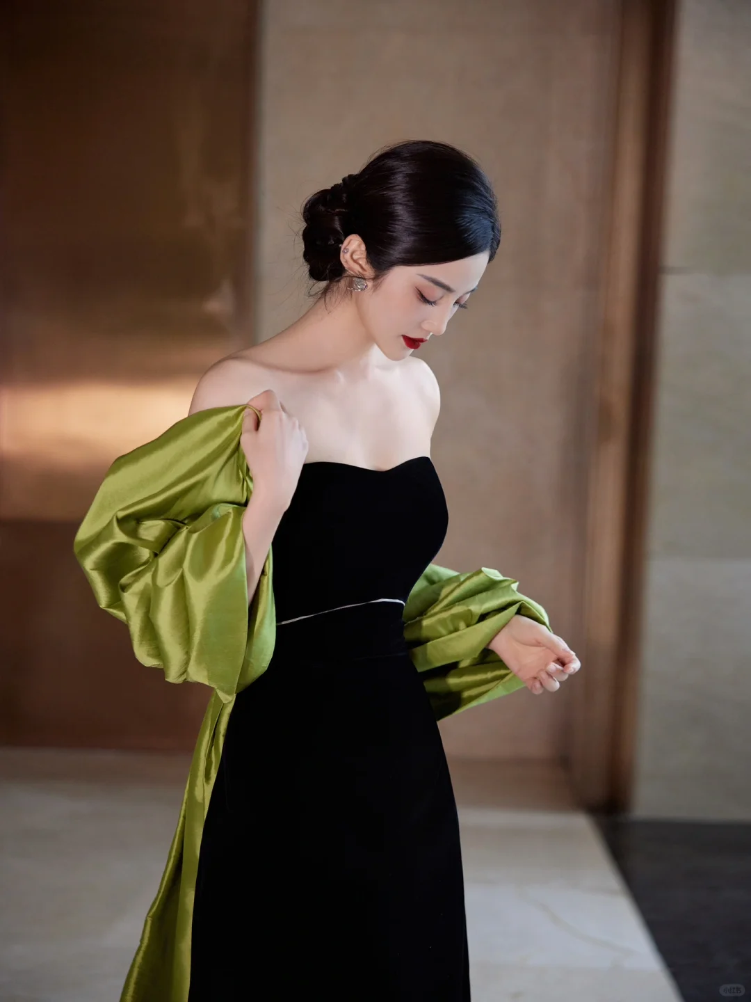 Hermoso vestido de noche largo de satén negro sin tirantes con lazo Y8594