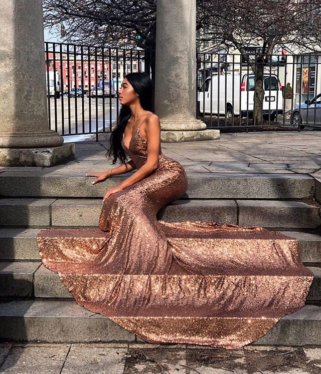 Champagnerfarbenes Meerjungfrau-Ballkleid mit Spaghettiträgern und V-Ausschnitt und Pailletten