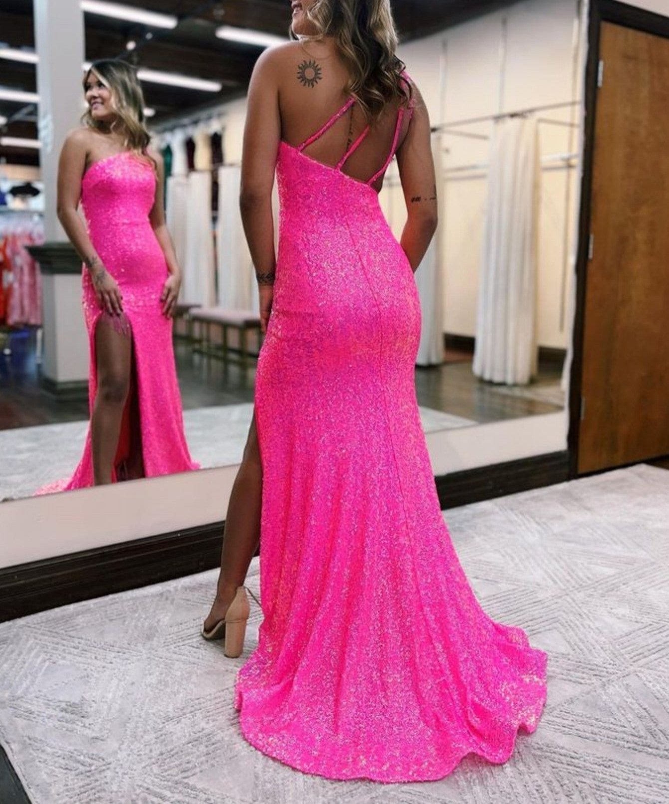 Adelina | Vestido de fiesta de sirena con un solo hombro, lentejuelas y borlas