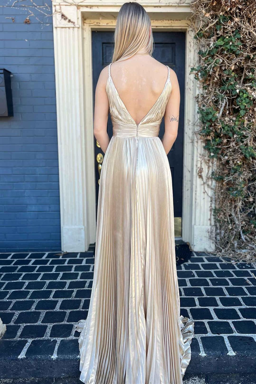 Barbara | Langes Ballkleid mit tiefem V-Ausschnitt und goldener Plissee-Optik