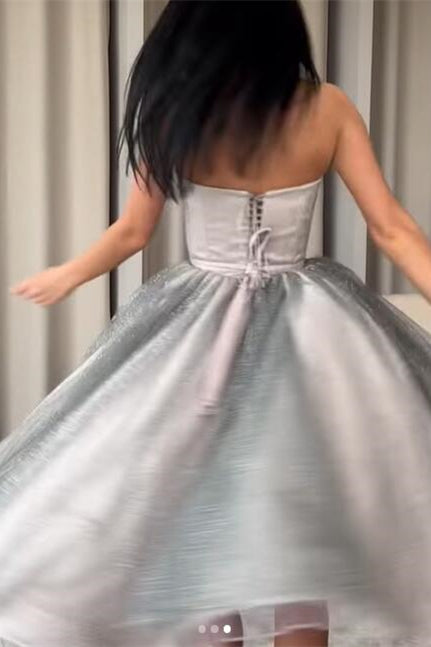 Trägerloses silbernes kurzes A-Linien-Ballkleid mit Rüschen, Pailletten und Tüll