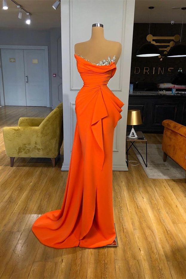 Trägerloses, langes Ballkleid aus orangefarbenem, drapiertem Satin im Meerjungfrau-Stil mit Pailletten