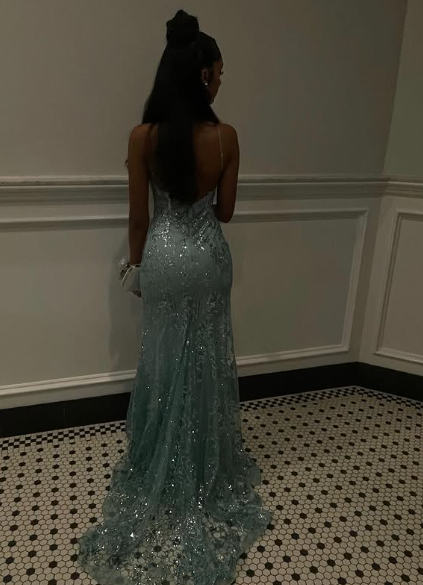 Vestido de noche estilo sirena con tirantes finos y apliques de encaje Y7921