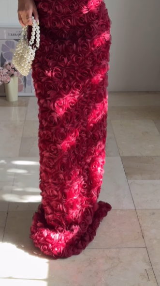 Hermoso vestido de noche largo con escote en V profundo y flores rosas color burdeos Y8504