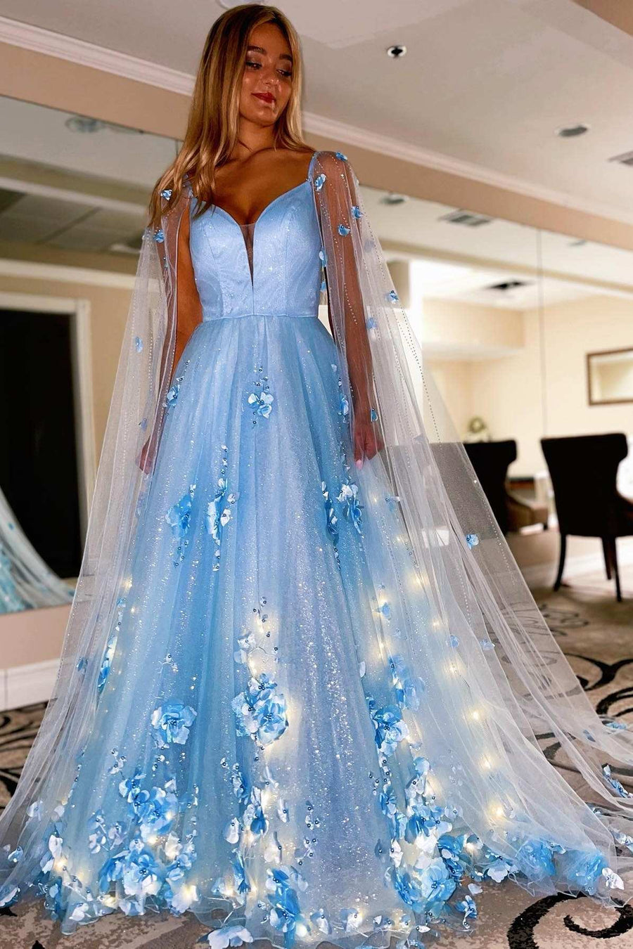 Vestido de fiesta lavanda con encaje floral 3D, corte A y mangas estilo capa