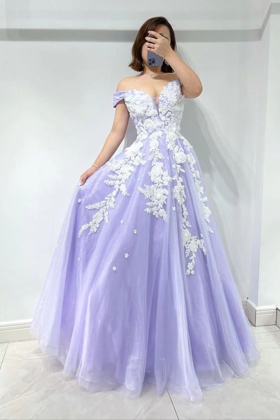 Impresionante vestido de noche lila de tul con escote corazón y hombros descubiertos, con apliques Y5842