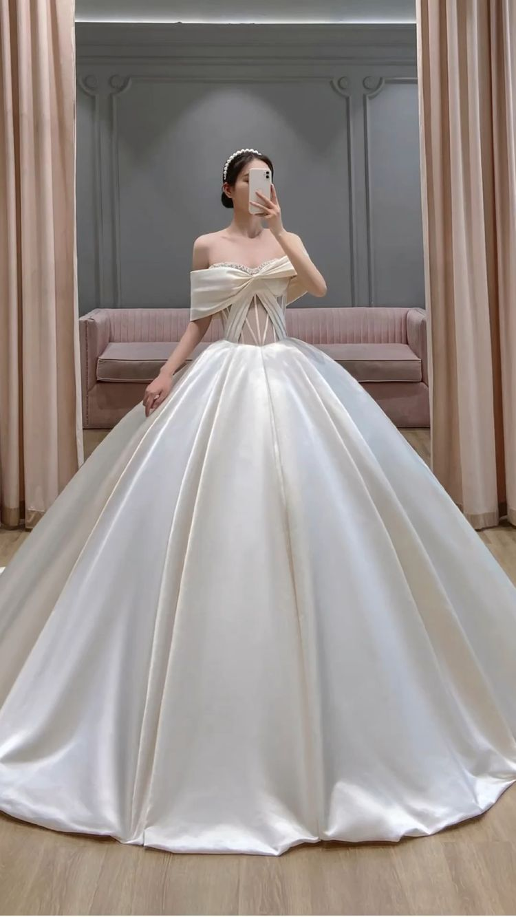 Schulterfreies Satin-Brautkleid Charmantes Brautkleid Y264