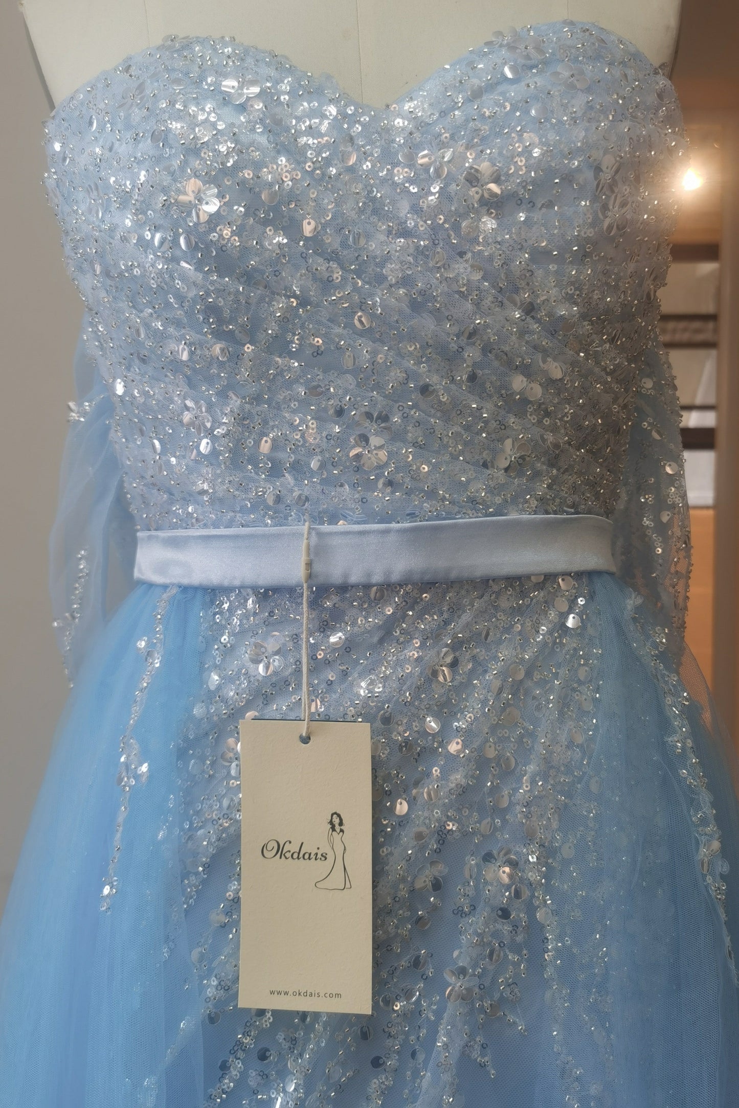 Himmelblaues, schulterfreies Ballkleid aus Tüll mit Schlitz vorn und Paillettenverzierungen