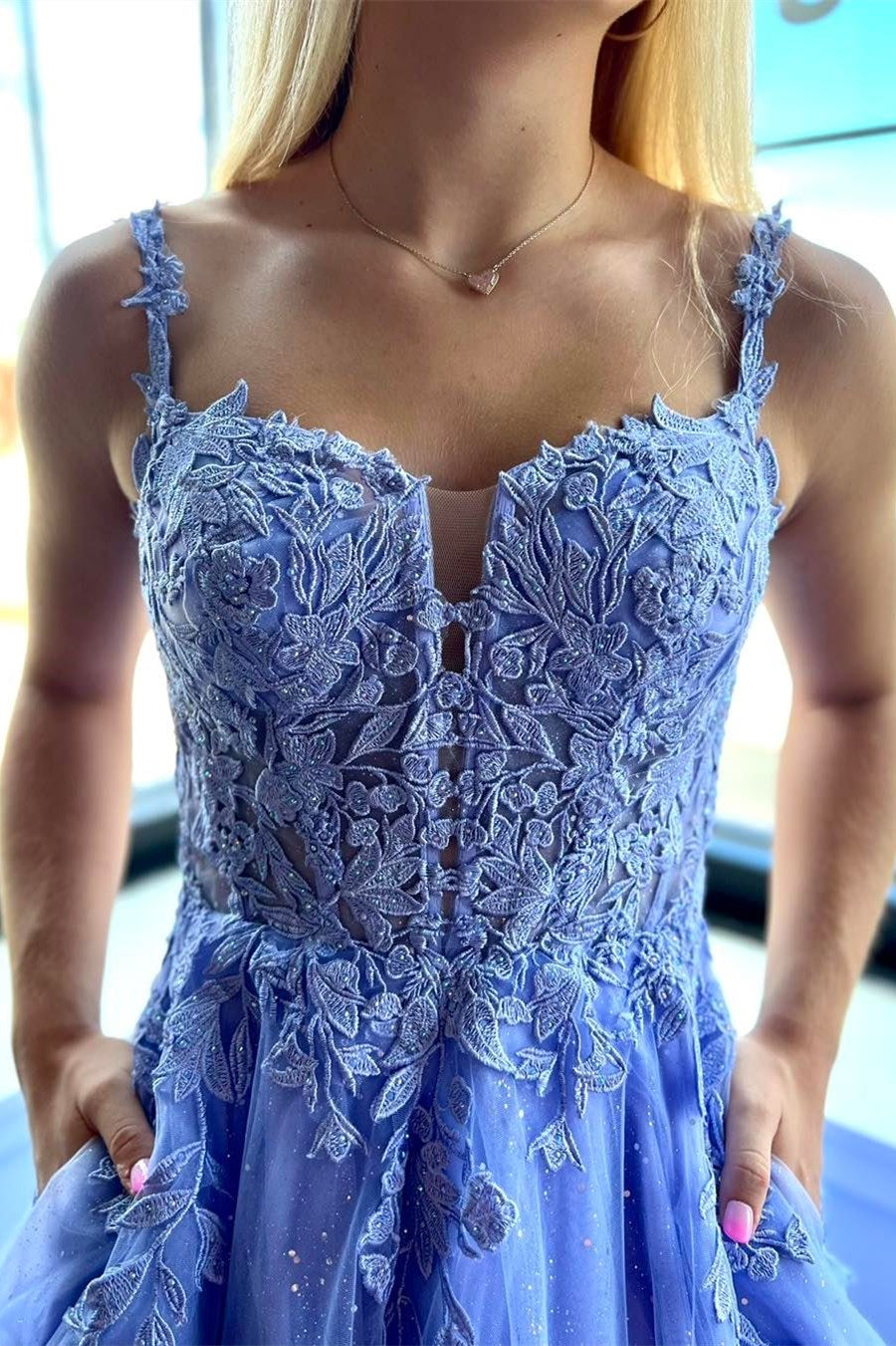 Rosalia | Vestido de fiesta de tul con encaje y tirantes finos, corte A y bolsillos