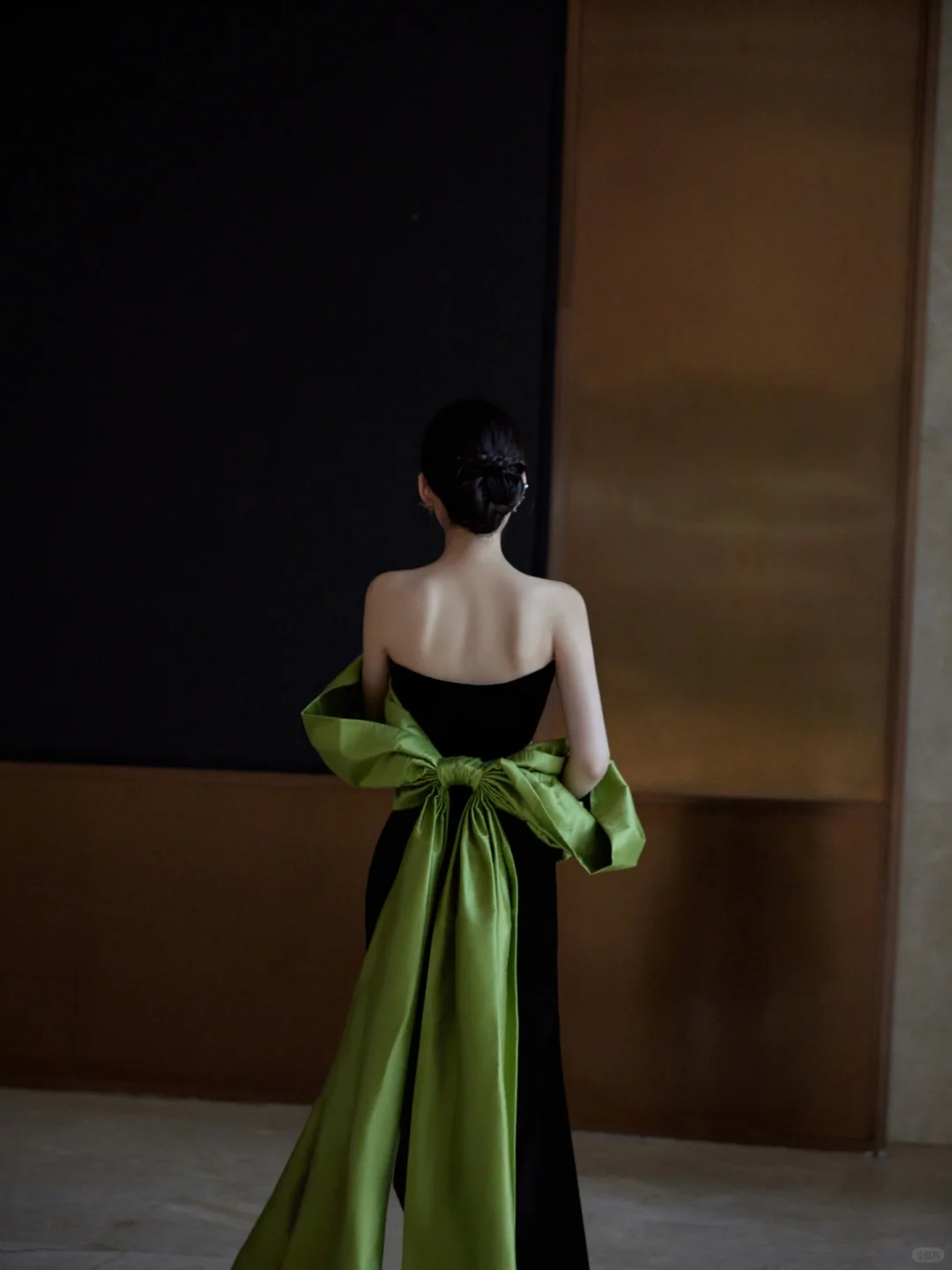 Hermoso vestido de noche largo de satén negro sin tirantes con lazo Y8594