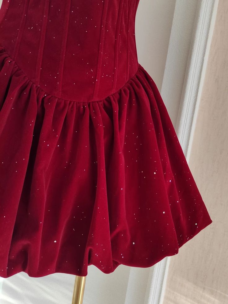 Süßes A-Linien-Kleid mit trägerlosem, burgunderfarbenem Samt und Rüschen, Y7972