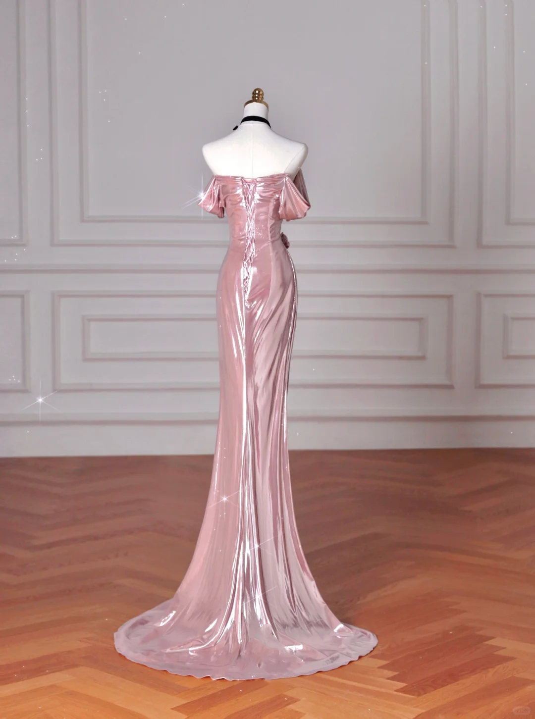Hermoso vestido de noche largo de satén con hombros descubiertos y corte sirena en rosa Y8630