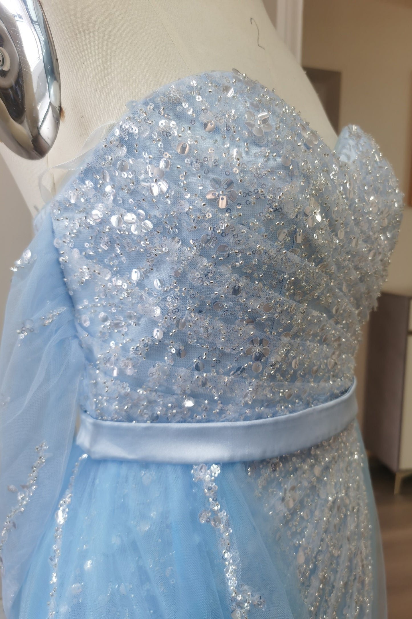 Himmelblaues, schulterfreies Ballkleid aus Tüll mit Schlitz vorn und Paillettenverzierungen