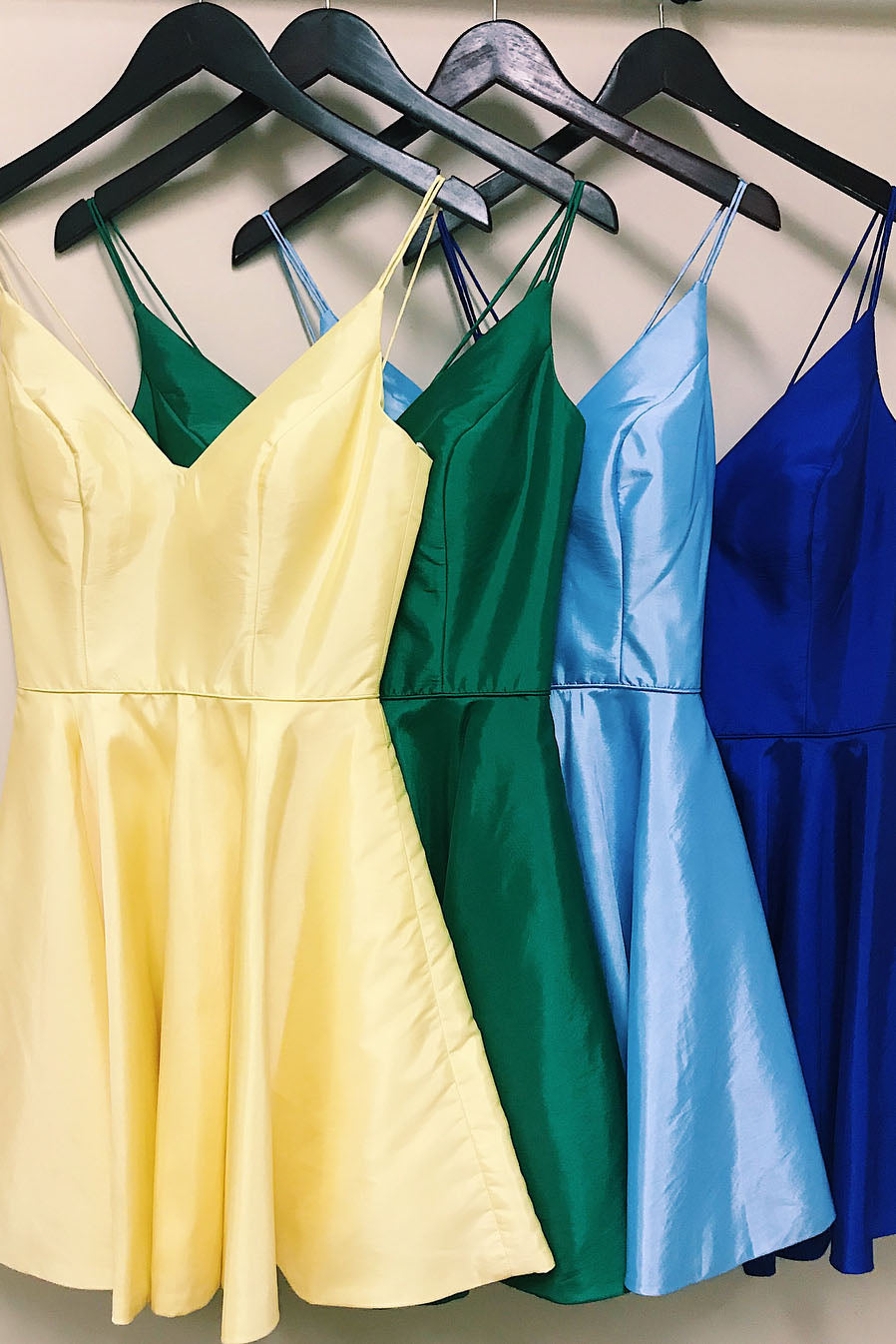 Celestine | A-Linien-Heimkehrkleid aus Satin mit Spaghettiträgern