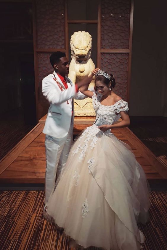 Elegante vestido largo de tul con encaje color champán para quinceañeras Y396