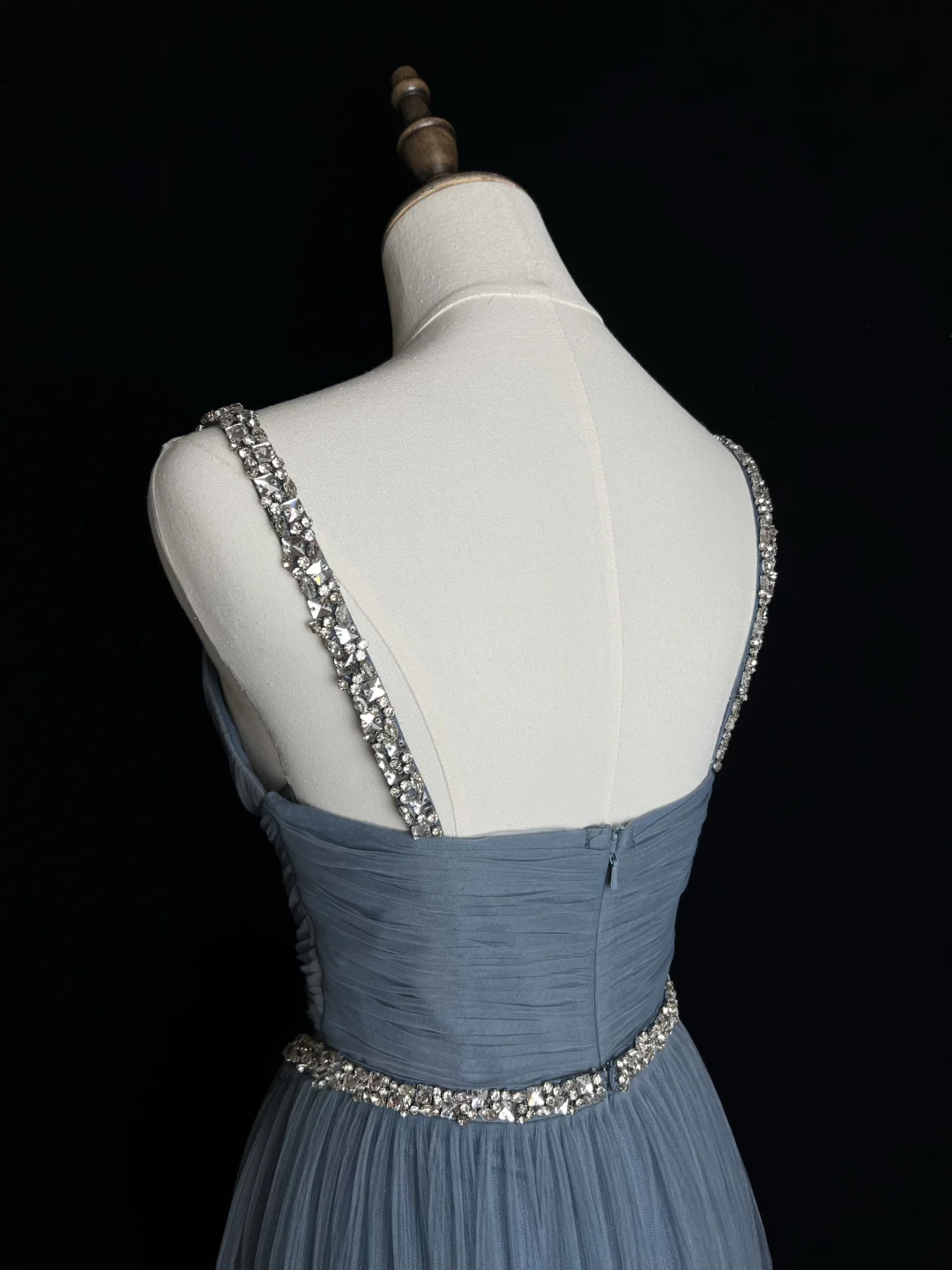 Schlichtes blaues Abendkleid aus Tüll mit Perlen in A-Linie, Spaghettiträgern und V-Ausschnitt, Y8649