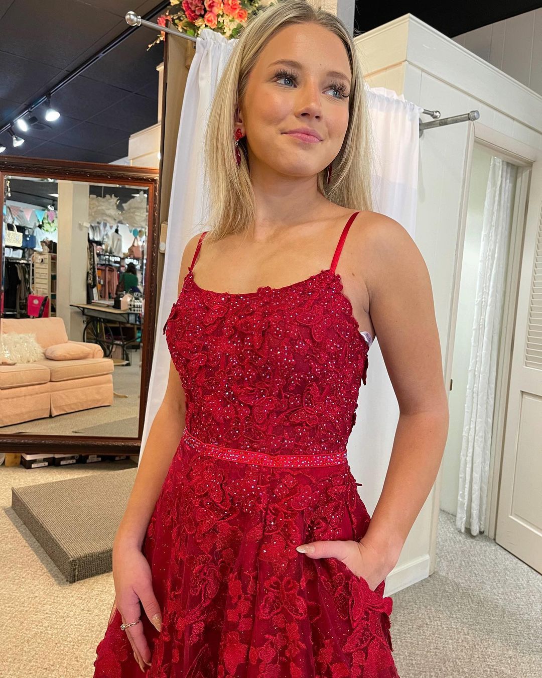 Shana | Preciosos vestidos de fiesta de encaje rojo con escote redondo y cuentas