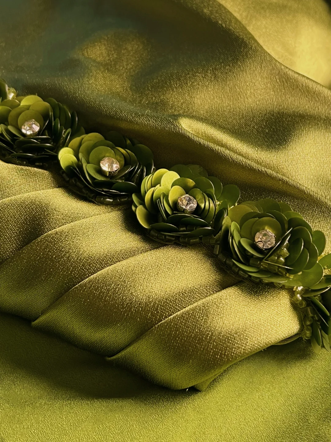 Vestido de fiesta elegante de satén verde oliva con hombros descubiertos y abertura, vestido de noche estilo sirena con abertura Y8650