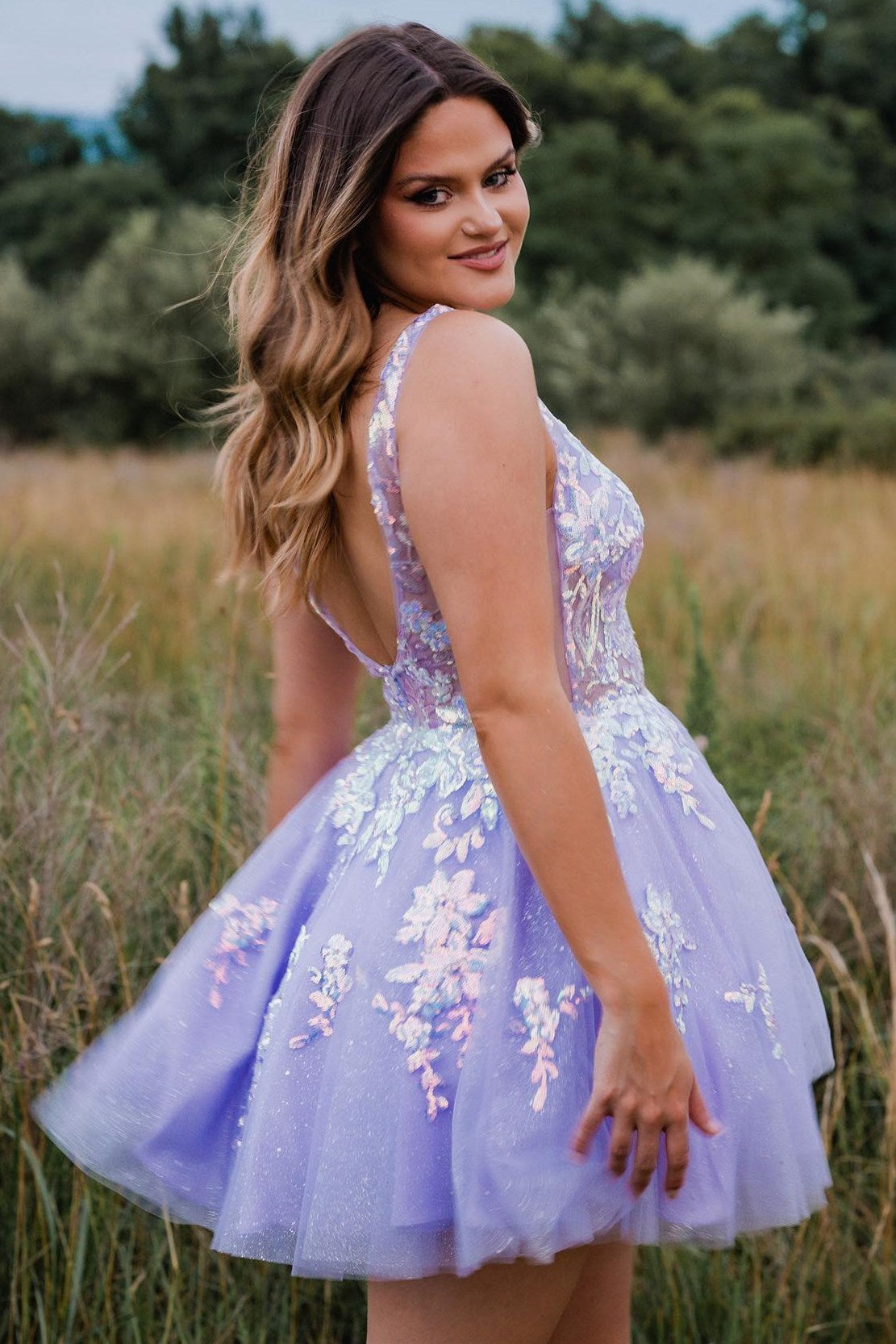 Davina | Vestido de fiesta corto de encaje con escote en V y espalda descubierta