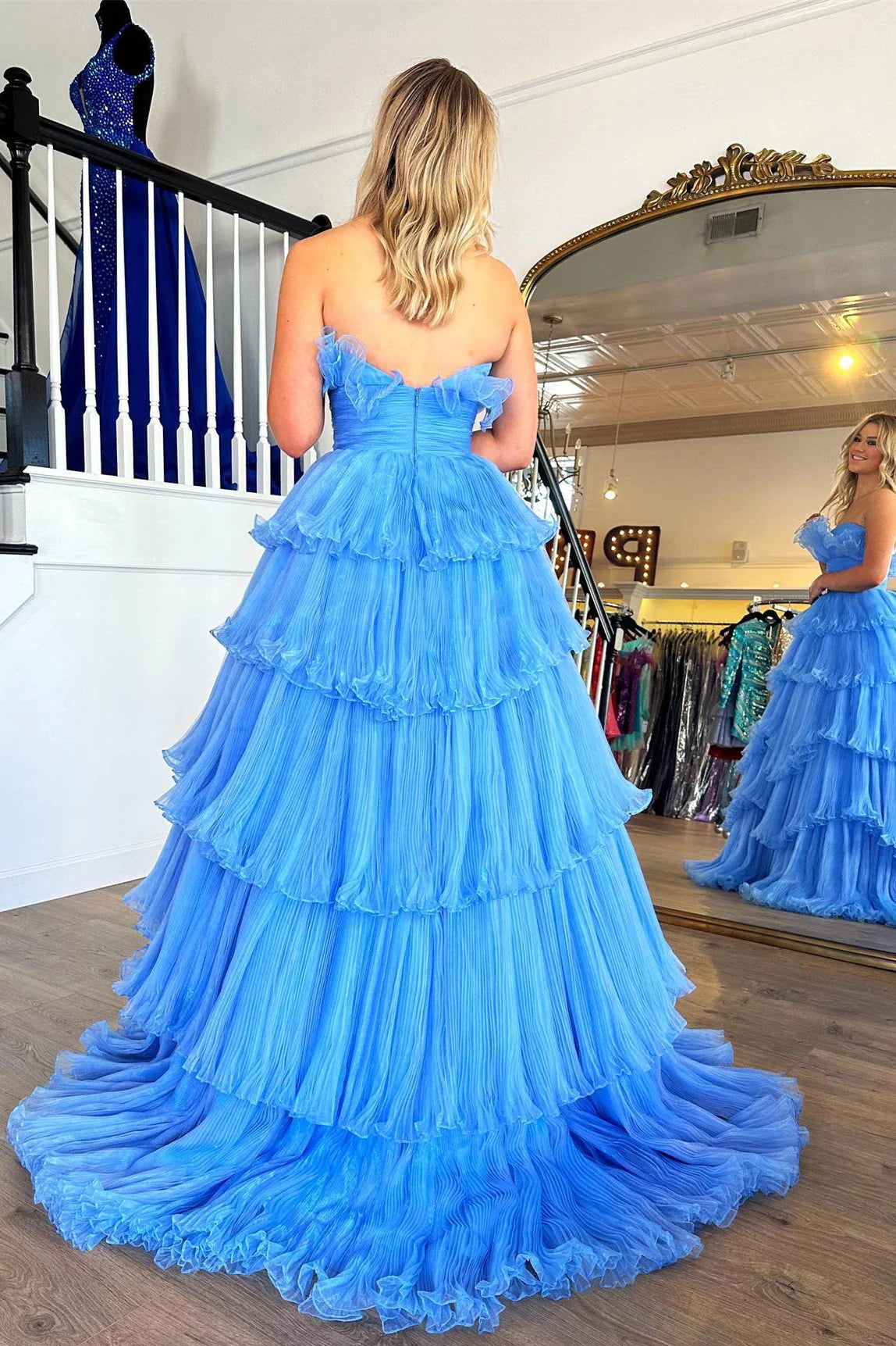 Schulterfreies Ballkleid aus Tüll mit Rüschenlagen SYP144