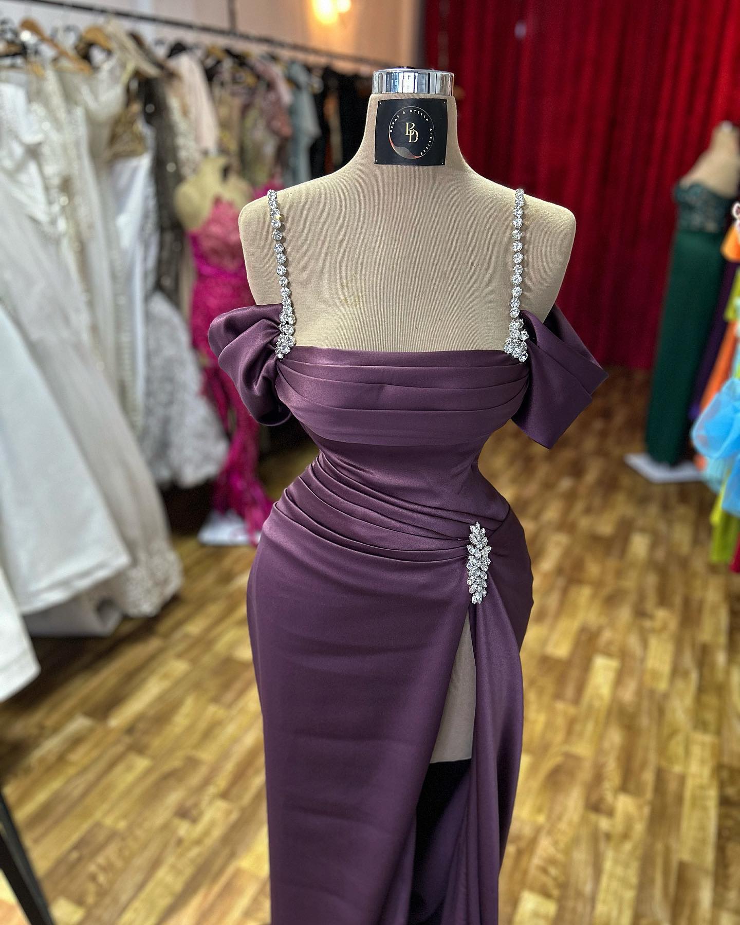 Increíble vestido de fiesta de satén con escote en V y tirantes finos, sin mangas y abertura frontal con pedrería