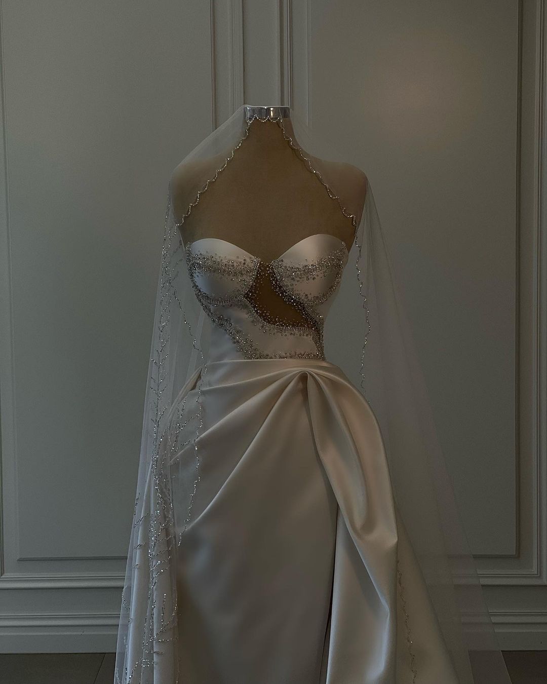 Increíble vestido de novia largo de satén blanco sin mangas con cuentas y abertura