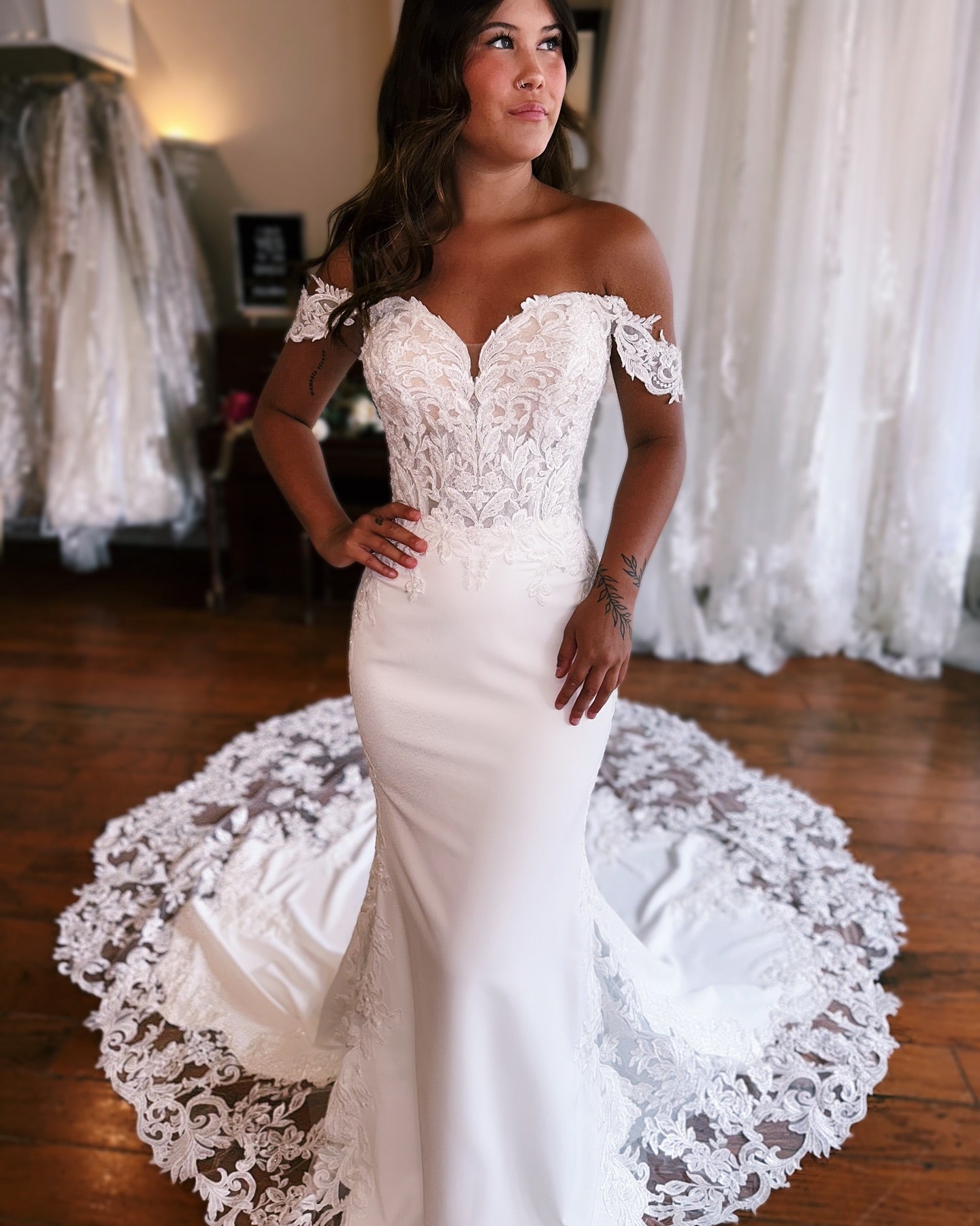 Increíble vestido de novia de sirena con hombros descubiertos, escote corazón, sin mangas, apliques, cola de encaje satinado