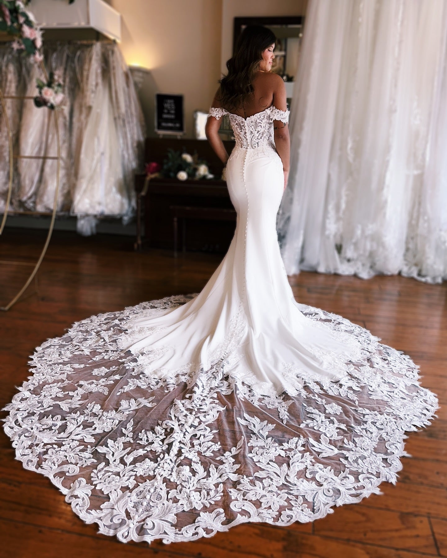Increíble vestido de novia de sirena con hombros descubiertos, escote corazón, sin mangas, apliques, cola de encaje satinado