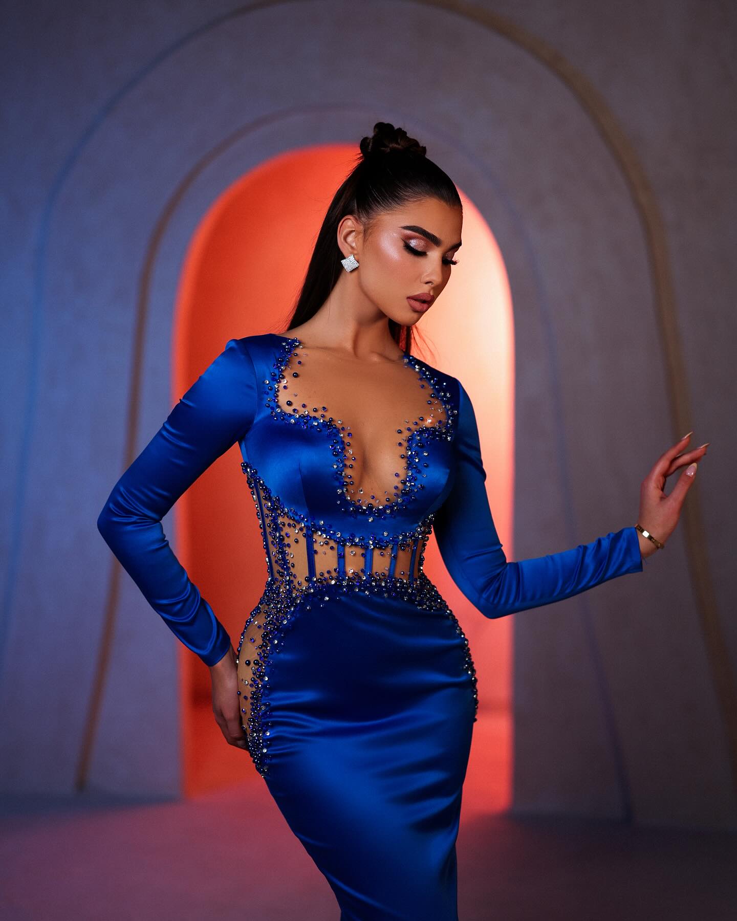 Impresionantes vestidos de fiesta de satén con cuentas y manga larga sin tirantes y corte sirena