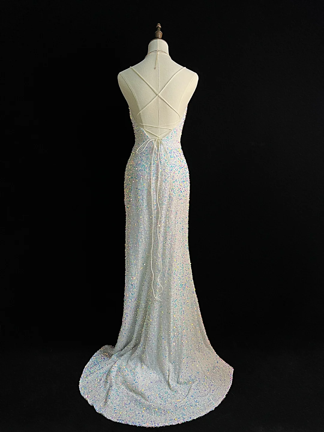 Funkelndes weißes Spaghettiträger-Pailletten-Ballkleid mit Schlitz und Quaste im Meerjungfrau-Stil, Y8648