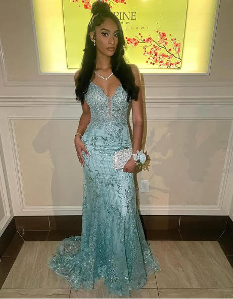 Vestido de noche estilo sirena con tirantes finos y apliques de encaje Y7921