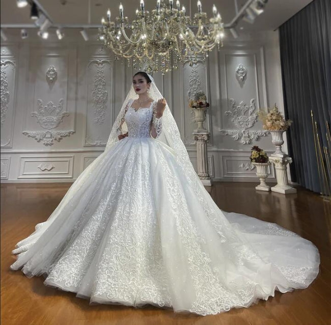 Vestido de novia de tul con escote corazón, mangas largas, apliques y encaje hasta el suelo