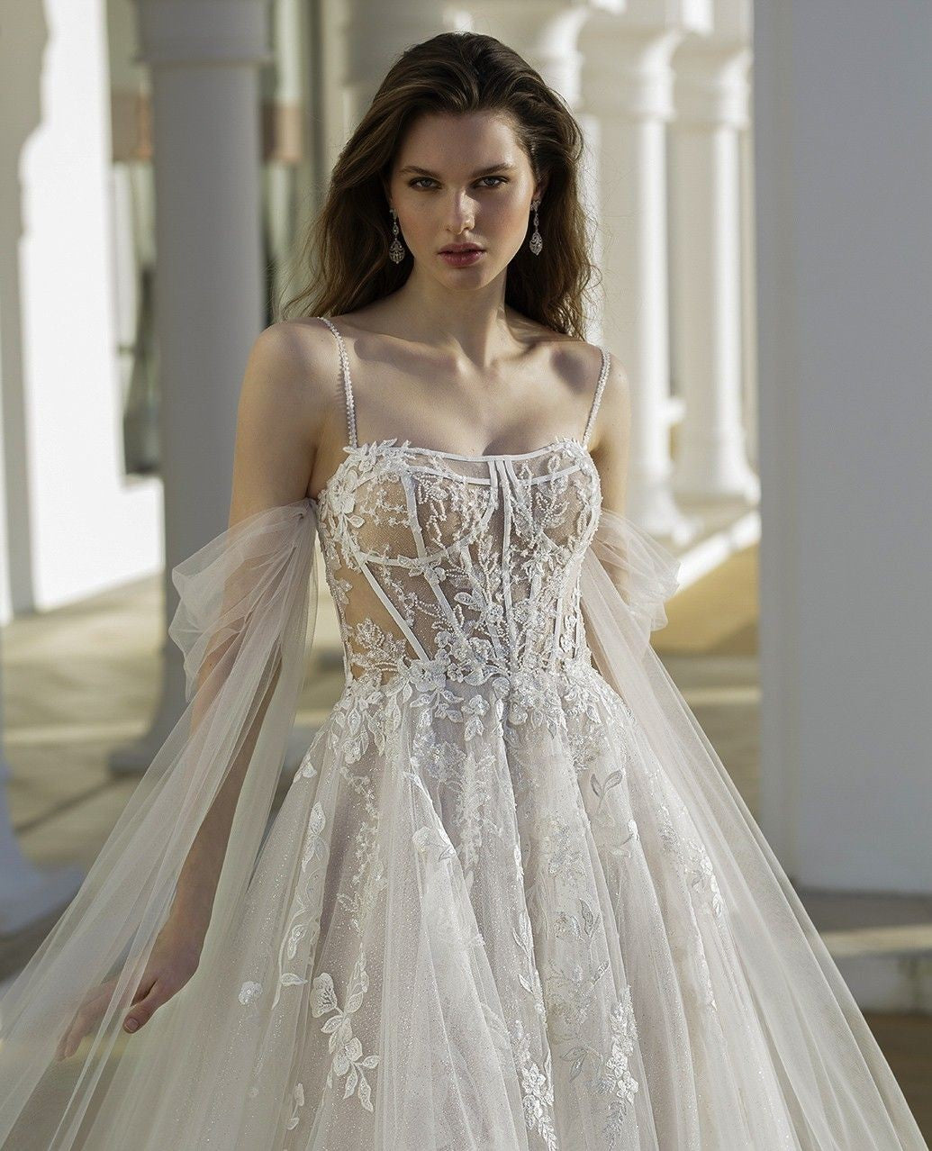 Wunderschönes A-Linien-Brautkleid aus Tüll und Spitze mit Spaghettiträgern und langen Ärmeln in Weiß