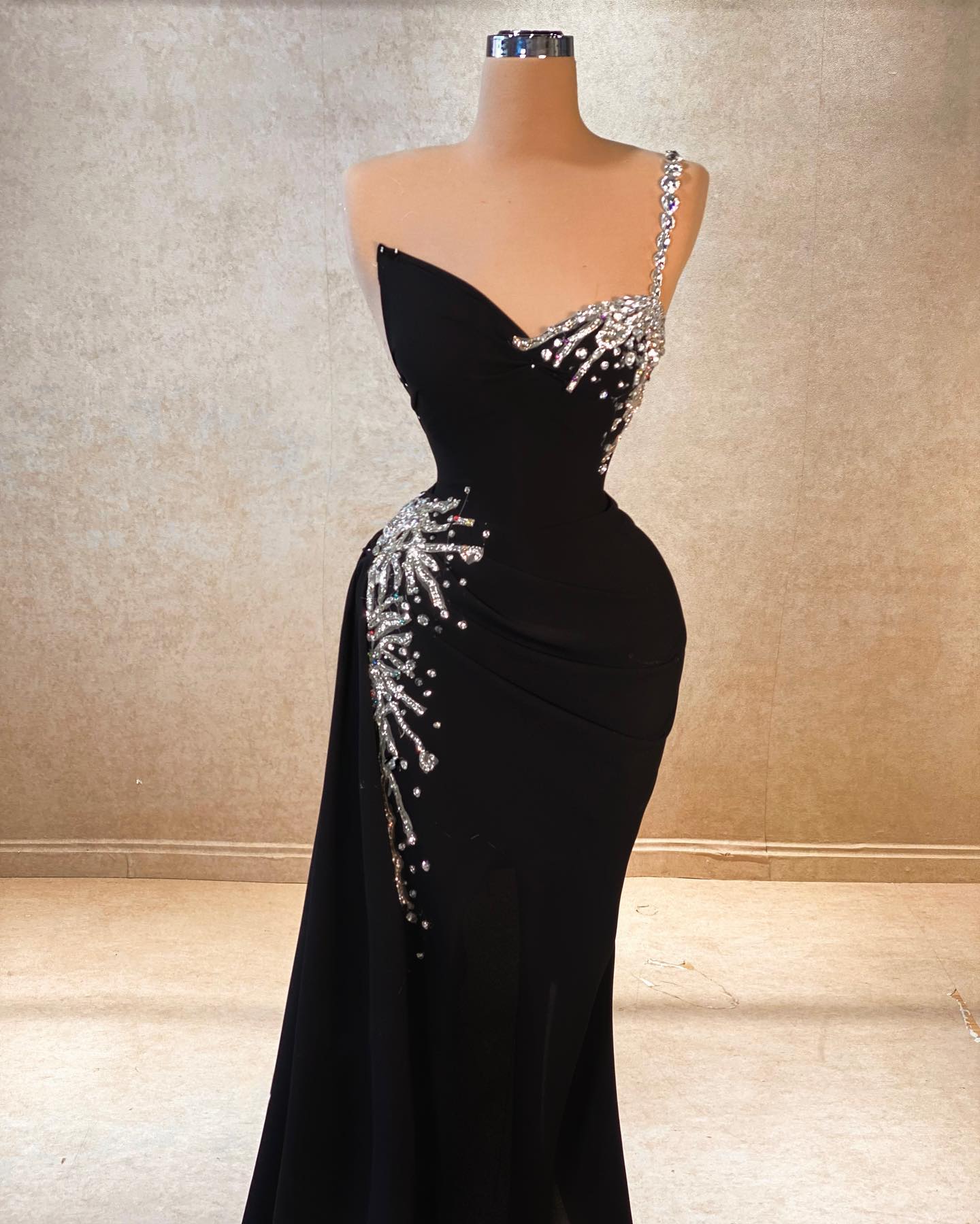 Wunderschönes A-Linie One-Shoulder Ärmelloses Chiffon-Ballkleid in Schwarz mit Strass