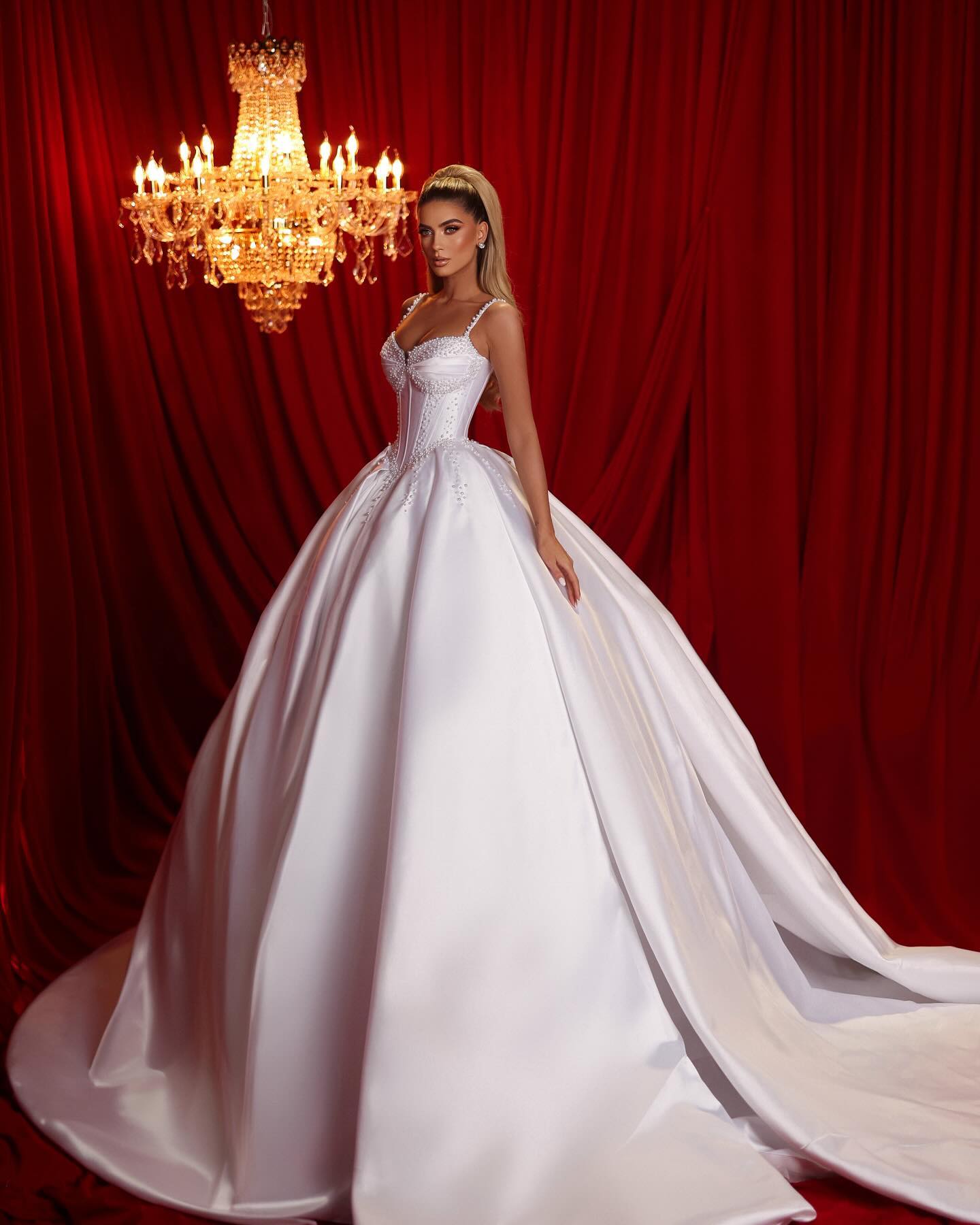 Hermoso vestido de novia largo blanco de satén con cola, sin mangas, con volantes y tirantes finos en forma de A