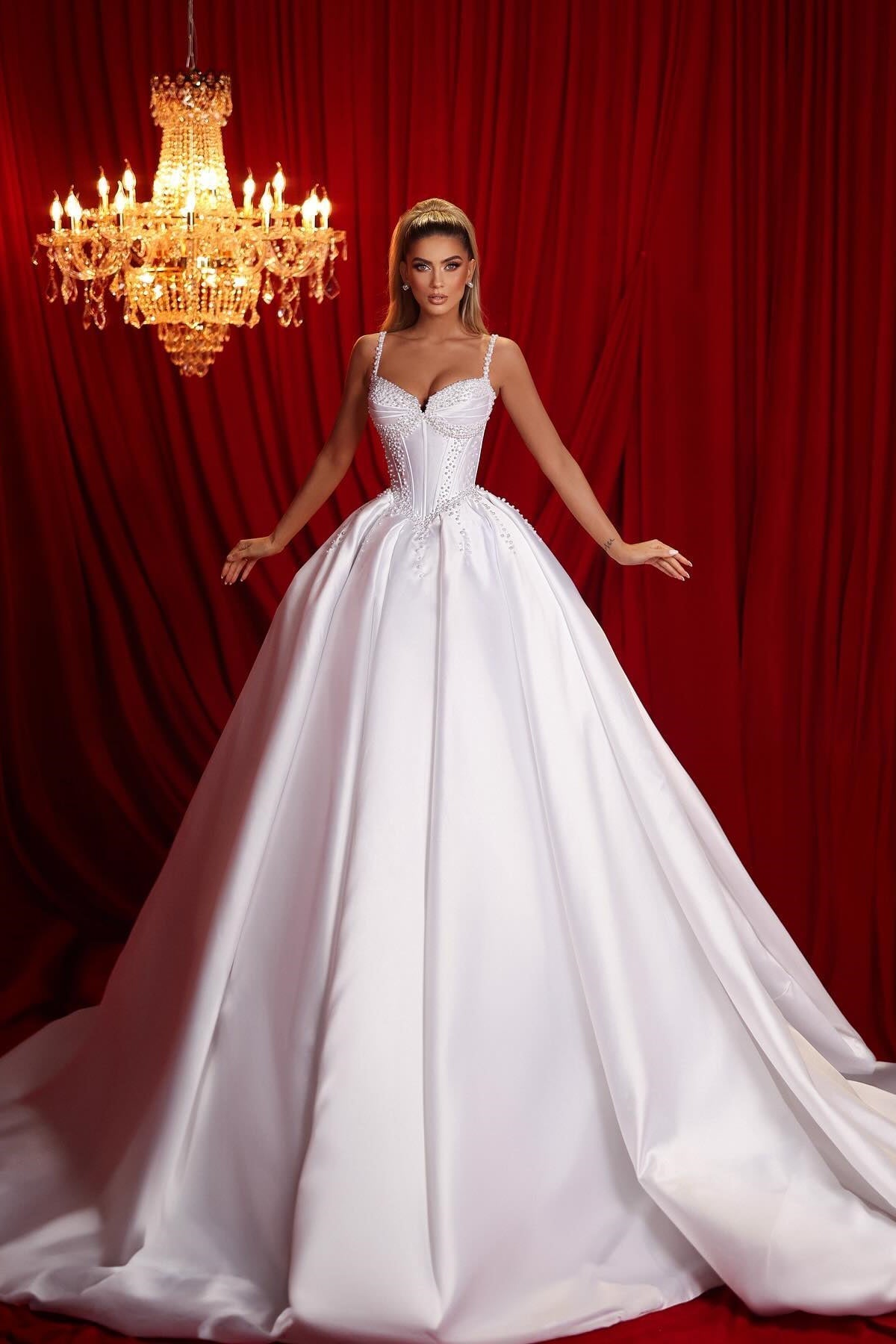 Hermoso vestido de novia largo blanco de satén con cola, sin mangas, con volantes y tirantes finos en forma de A
